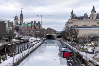 Kışın Kanada 'nın başkenti Ottawa' da Rideau Kanalı ve Parlamento