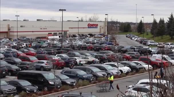 Parking plein de voitures près de Costco Magasin d'entrepôt en gros à Kanata, Canada — Video