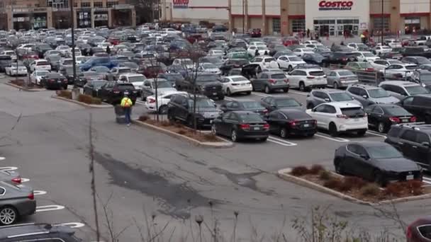 Parkeringsplats full av bilar nära Costco grossist lager butik i Kanata, Kanada — Stockvideo