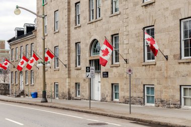 Kanada Kamu Hizmeti Okulu Kanada 'nın Ottawa şehir merkezindeki Kanada bayraklı binası