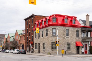 Ottawa, Kanada 'da trafik ışıkları ve kırmızı çatılı ev kavşağı