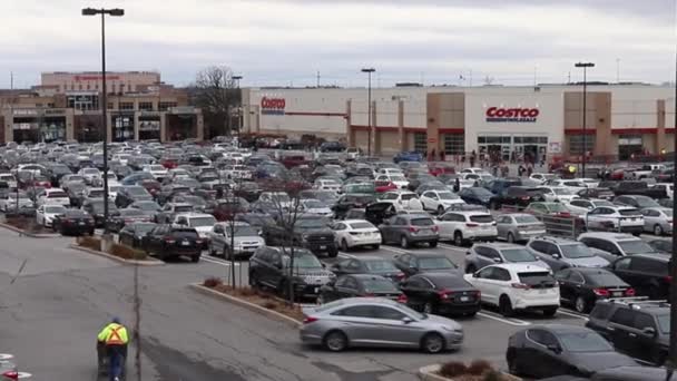Parkeringsplats full av bilar nära Costco grossist lager butik i Kanata, Kanada — Stockvideo