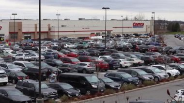 Kanata, Kanada 'daki Costco Toptan Depo' nun yanındaki otopark dolu.