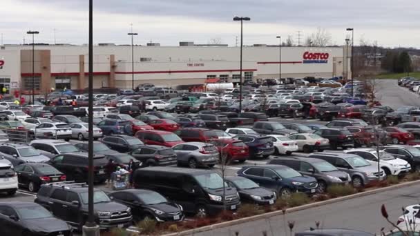 Χώρος στάθμευσης γεμάτο αυτοκίνητα κοντά στο κατάστημα χονδρικής πώλησης Costco στην Kanata, Καναδάς — Αρχείο Βίντεο