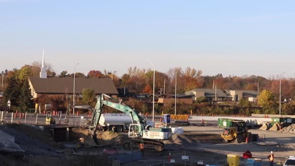 Строительство новой железнодорожной станции LRT возле автострады Квинсвэй 417 в Оттаве, Канада — стоковое видео