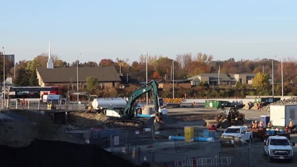 Bouw van een nieuw LRT-treinstation bij Queensway 417 in Ottawa, Canada — Stockvideo