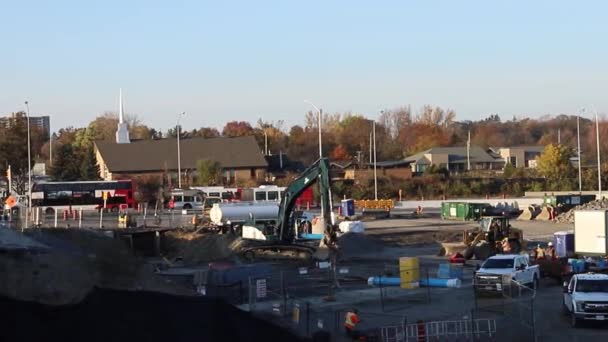 Construcción de una nueva estación de tren LRT cerca de la autopista Queensway 417 en Ottawa, Canadá — Vídeos de Stock