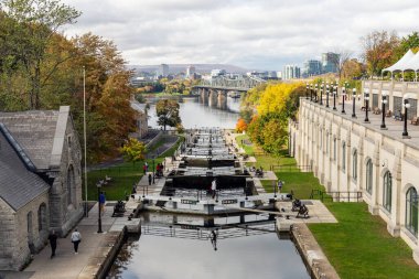 Kanada, Ottawa 'daki Rideau Kanalı. Ottawa nehri, Alexandra köprüsü ve Gatineau şehrinde sonbahar manzarası