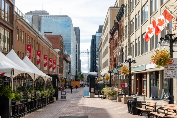 Sparks ulice pohled s chodícími lidmi v centru Ottawa v Kanadě — Stock fotografie