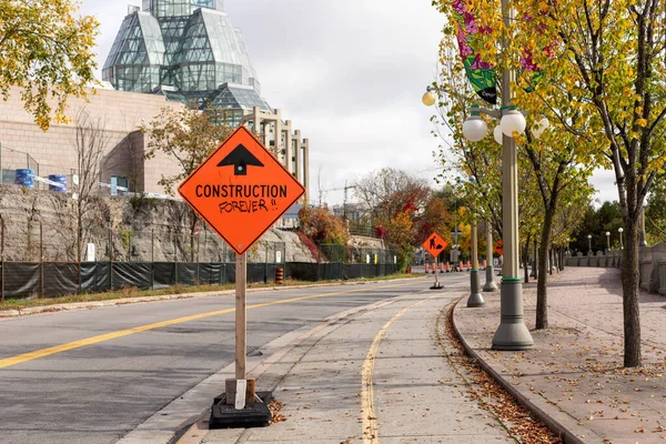 Budowa ostrzegawcza przed pomarańczowym znakiem drogowym w centrum Ottawy, Kanada — Zdjęcie stockowe