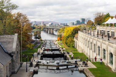 Kanada, Ottawa 'daki Rideau Kanalı. Ottawa nehri, Alexandra köprüsü ve Gatineau şehrinde sonbahar manzarası