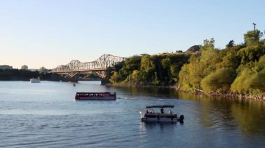 Yelkenli tekneleri olan Ottawa Nehri ve Ottawa 'dan Kanada' nın Quebec kentindeki Gatineau Köprüsü