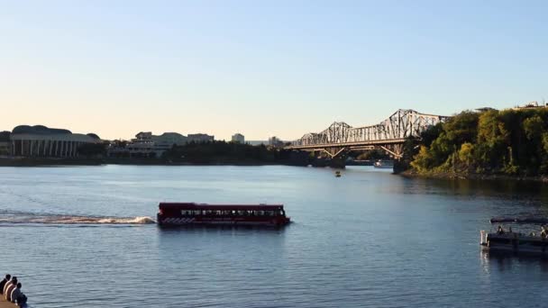 Río Ottawa con excursión a vela Amphibus y Puente Alexandra de Ottawa a la ciudad de Gatineau de Quebec, Canadá — Vídeos de Stock