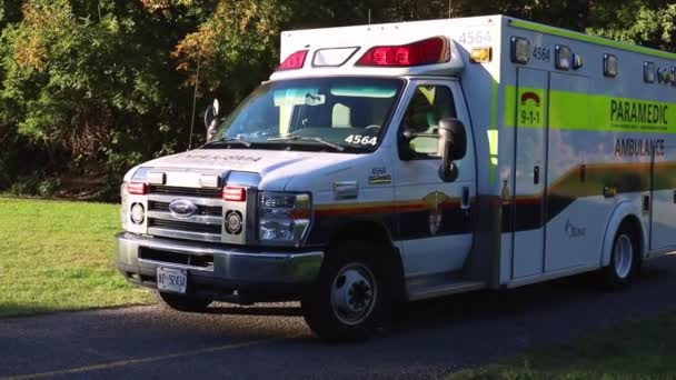 Ambulance stationnée dans le parc à Ottawa, Canada — Video