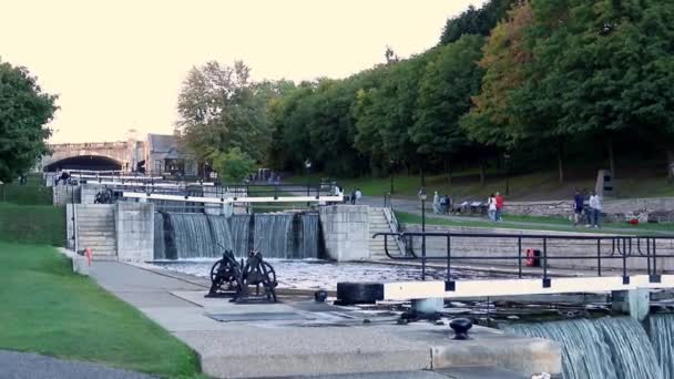 Rideau Canal zámky v centru Ottawa, Kanada s chodci — Stock video