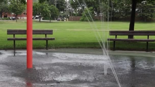Fontein in een openbaar park zonder mensen — Stockvideo