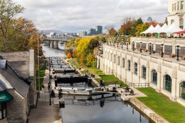 Kanada, Ottawa 'daki Rideau Kanalı. Sonbaharda güzel şehir manzarası.