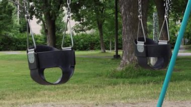Yazın çocuksuz parkta salıncaklar.