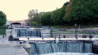 Rideau Kanalı Ottawa, Kanada 'da yürüyen insanlarla kilitleniyor.