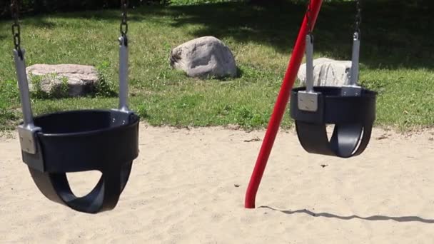 Gungor på lekplats i parken utan barn på sommaren — Stockvideo