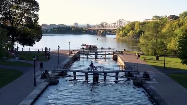 Rideau-Kanal in Ottawa, Kanada. Sommerblick. — Stockvideo