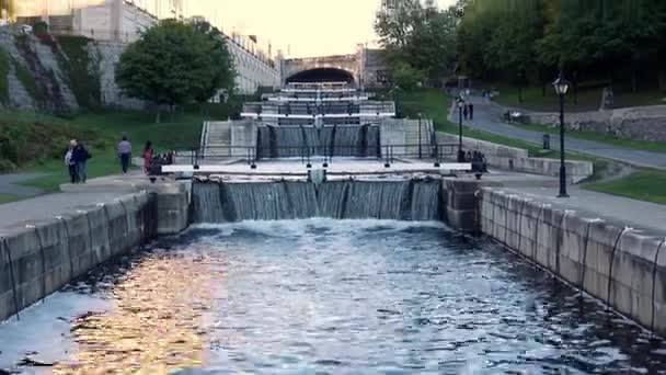 Cerraduras del canal Rideau en el centro de Ottawa, Canadá — Vídeo de stock