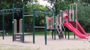 Yazın çocuklar için oyun parkı olan halk parkı