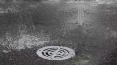 Yazın bir halk parkında çeşme