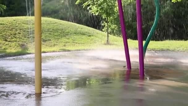 Фонтан в общественном парке без людей летом — стоковое видео