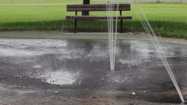 Splash pad in un parco pubblico senza persone — Video Stock