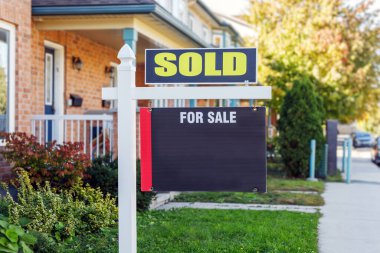 Bir evin önündeki tabela satıldı.