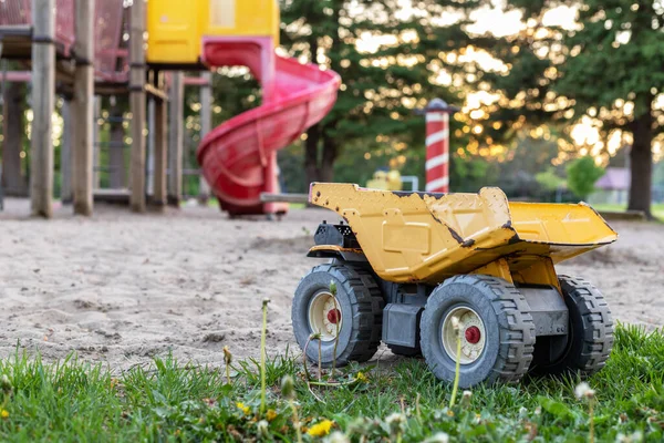 Gammal leksak lastbil övergiven i parken lekplats — Stockfoto