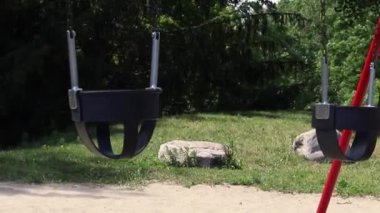 Yazın çocuksuz parkta salıncaklar.