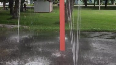 Yazın insanların olmadığı bir parkta çeşme.