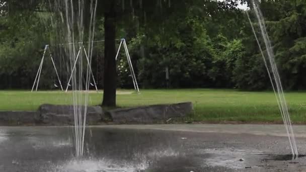 Almofada de respingo e balanços em um parque público sem pessoas — Vídeo de Stock