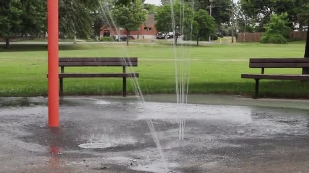 Splash pad in een openbaar park zonder mensen — Stockvideo
