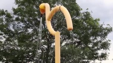 Yazın bir halk parkında çeşme
