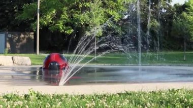 Yazın insanların olmadığı bir parkta çeşme. Sulu oyun parkı