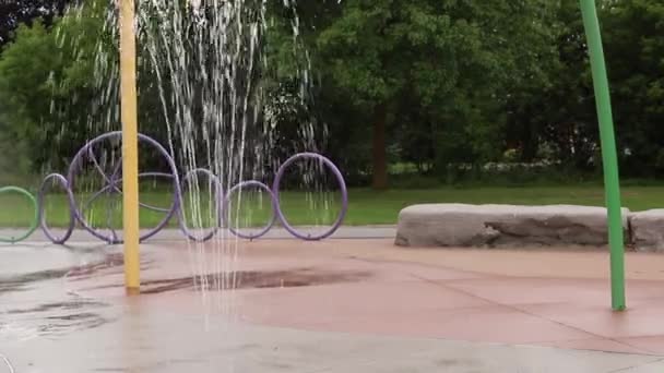 Almofada de respingo em um parque público sem pessoas — Vídeo de Stock