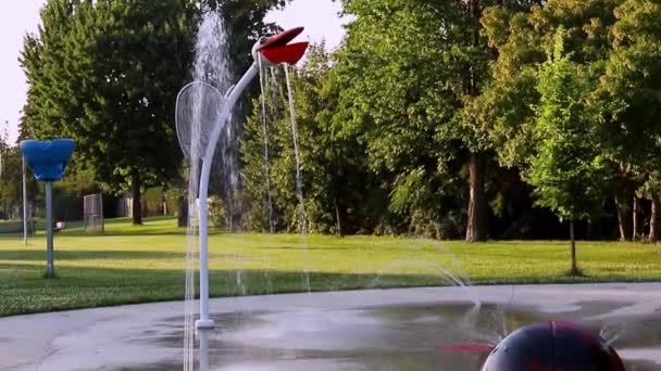 Фонтан в общественном парке без людей летом. Детская площадка с водой — стоковое видео