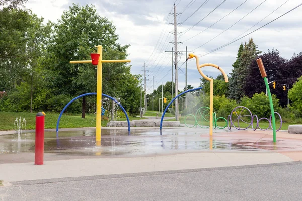 Splash pad speeltuin in openbaar park in de zomer. — Stockfoto