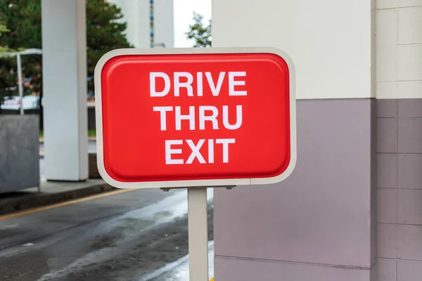 Drive Thru señal roja de salida cerca de restaurante de comida rápida — Foto de Stock