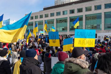 Savaşa karşı Ukrayna 'yı desteklemek için toplanın. Rus işgaline karşı protesto ve yürüyüş. Ukrayna bayrakları