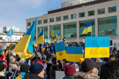 Ottawa, Kanada - 27 Şubat 2022: Ukrayna bayraklarıyla birlikte savaşa karşı Ukrayna 'yı destekleyin. Rusya 'nın Ukrayna' yı işgaline karşı protesto ve yürüyüş.