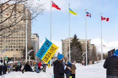 Ottawa, Kanada - 27 Şubat 2022: Savaşa karşı Ukrayna 'yı desteklemek için miting. Rus işgaline karşı protesto ve yürüyüş. Ukrayna 'dan uzak dur.