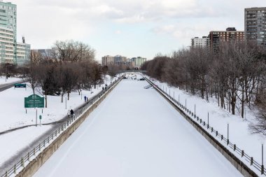Ottawa, Kanada - 27 Şubat 2022: Başkentin merkezinde kış mevsiminde Rideau Kanalı