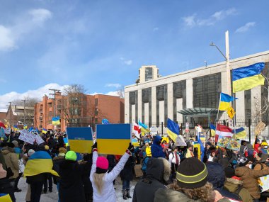 Ottawa, Kanada - 27 Şubat 2022: Ukrayna bayraklarıyla birlikte savaşa karşı Ukrayna 'yı destekleyin. Rusya 'nın Ukrayna' yı işgal etmesini Rus Büyükelçiliği önünde protesto ve yürüyüş