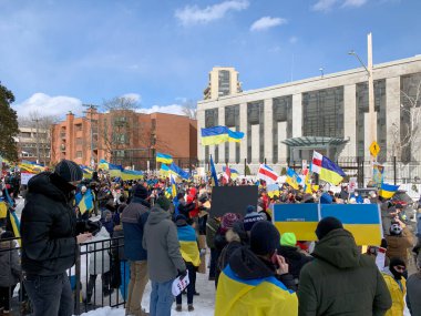 Ottawa, Kanada - 27 Şubat 2022: Ukrayna bayraklarıyla birlikte savaşa karşı Ukrayna 'yı destekleyin. Rusya 'nın Ukrayna' yı işgal etmesini Rus Büyükelçiliği önünde protesto ve yürüyüş