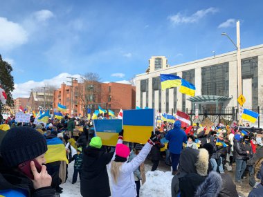 Ottawa, Kanada - 27 Şubat 2022: Ukrayna bayraklarıyla birlikte savaşa karşı Ukrayna 'yı destekleyin. Rusya 'nın Ukrayna' yı işgal etmesini Rus Büyükelçiliği önünde protesto ve yürüyüş