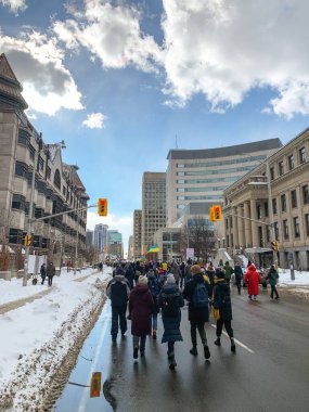 Ottawa, Kanada - 27 Şubat 2022: Ukrayna bayraklarıyla birlikte savaşa karşı Ukrayna 'yı destekleyin. Rus ordusunun Ukrayna 'yı işgaline karşı protesto.